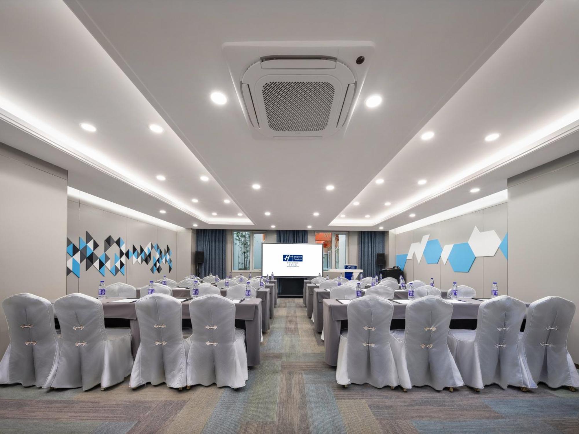 Hotel Express Shangdi By Ihg L Next To Yuanmingyuan Park & Subway & Qinghe Railway Station & Sport L Taxi 15 Minutes To Summer Palace & & Tsinghua L 20 Minutes To Badaling Great By Ra