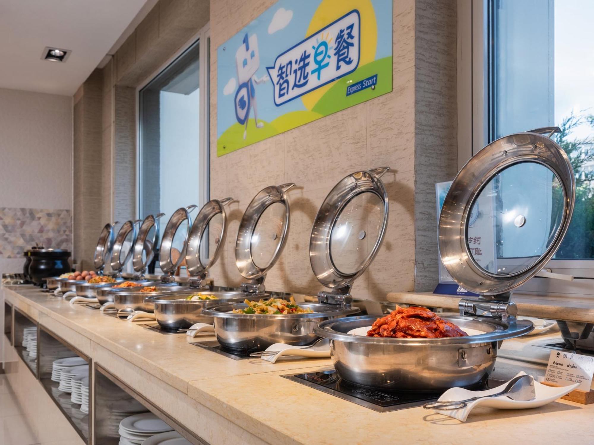 Express Shangdi By Ihg L Next To Yuanmingyuan Park & Subway & Qinghe Railway Station & Sport L Taxi 15 Minutes To Summer Palace & & Tsinghua L 20 Minutes To Badaling Great By Ra Hotel Pequim