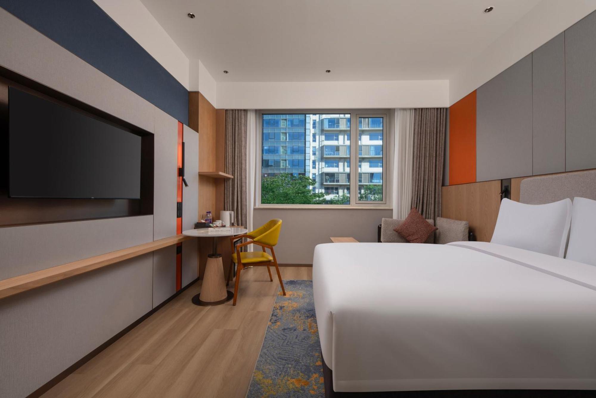 Hotel Express Shangdi By Ihg L Next To Yuanmingyuan Park & Subway & Qinghe Railway Station & Sport L Taxi 15 Minutes To Summer Palace & & Tsinghua L 20 Minutes To Badaling Great By Ra