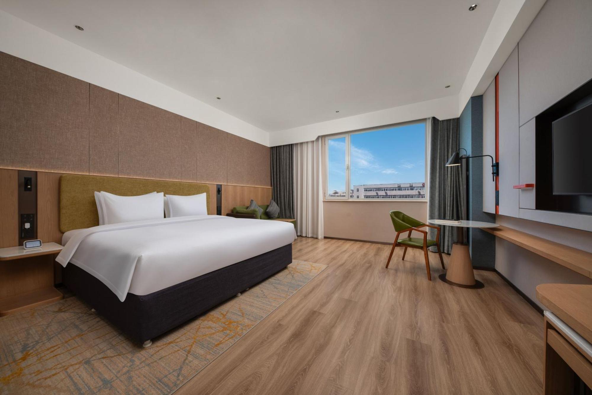 Express Shangdi By Ihg L Next To Yuanmingyuan Park & Subway & Qinghe Railway Station & Sport L Taxi 15 Minutes To Summer Palace & & Tsinghua L 20 Minutes To Badaling Great By Ra
