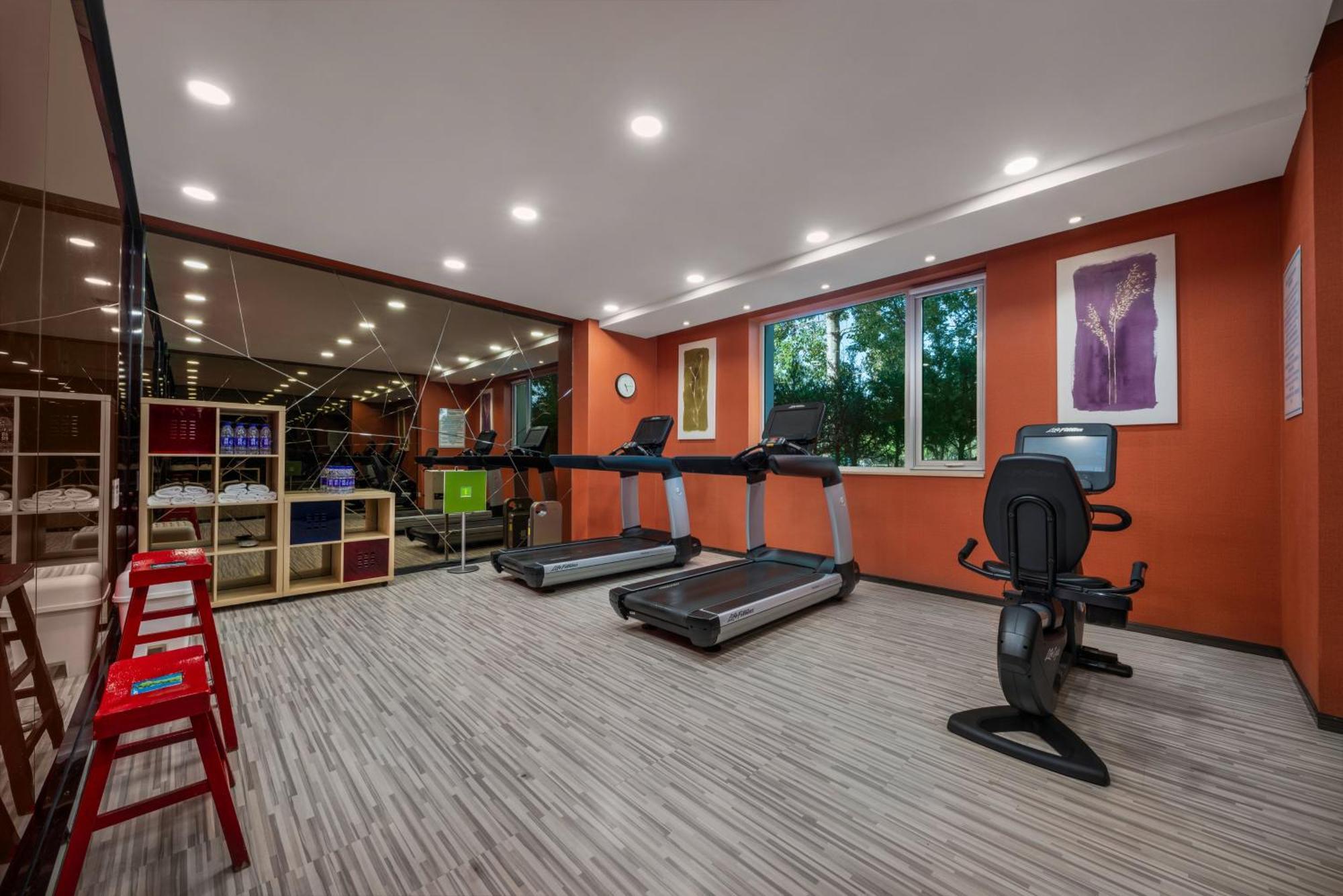 Hotel Express Shangdi By Ihg L Next To Yuanmingyuan Park & Subway & Qinghe Railway Station & Sport L Taxi 15 Minutes To Summer Palace & & Tsinghua L 20 Minutes To Badaling Great By Ra Peking (Beijing)