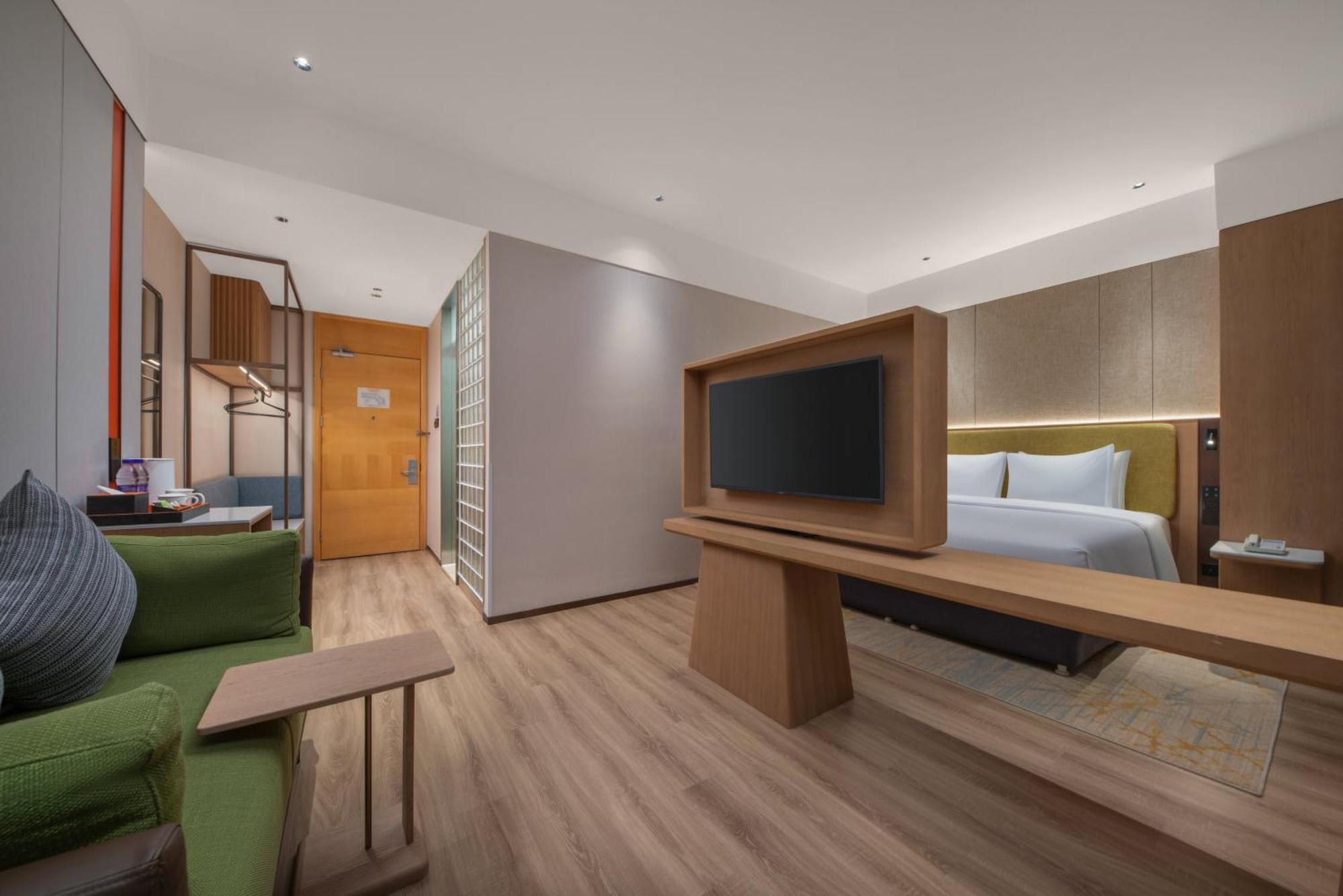 Hotel Express Shangdi By Ihg L Next To Yuanmingyuan Park & Subway & Qinghe Railway Station & Sport L Taxi 15 Minutes To Summer Palace & & Tsinghua L 20 Minutes To Badaling Great By Ra 4*