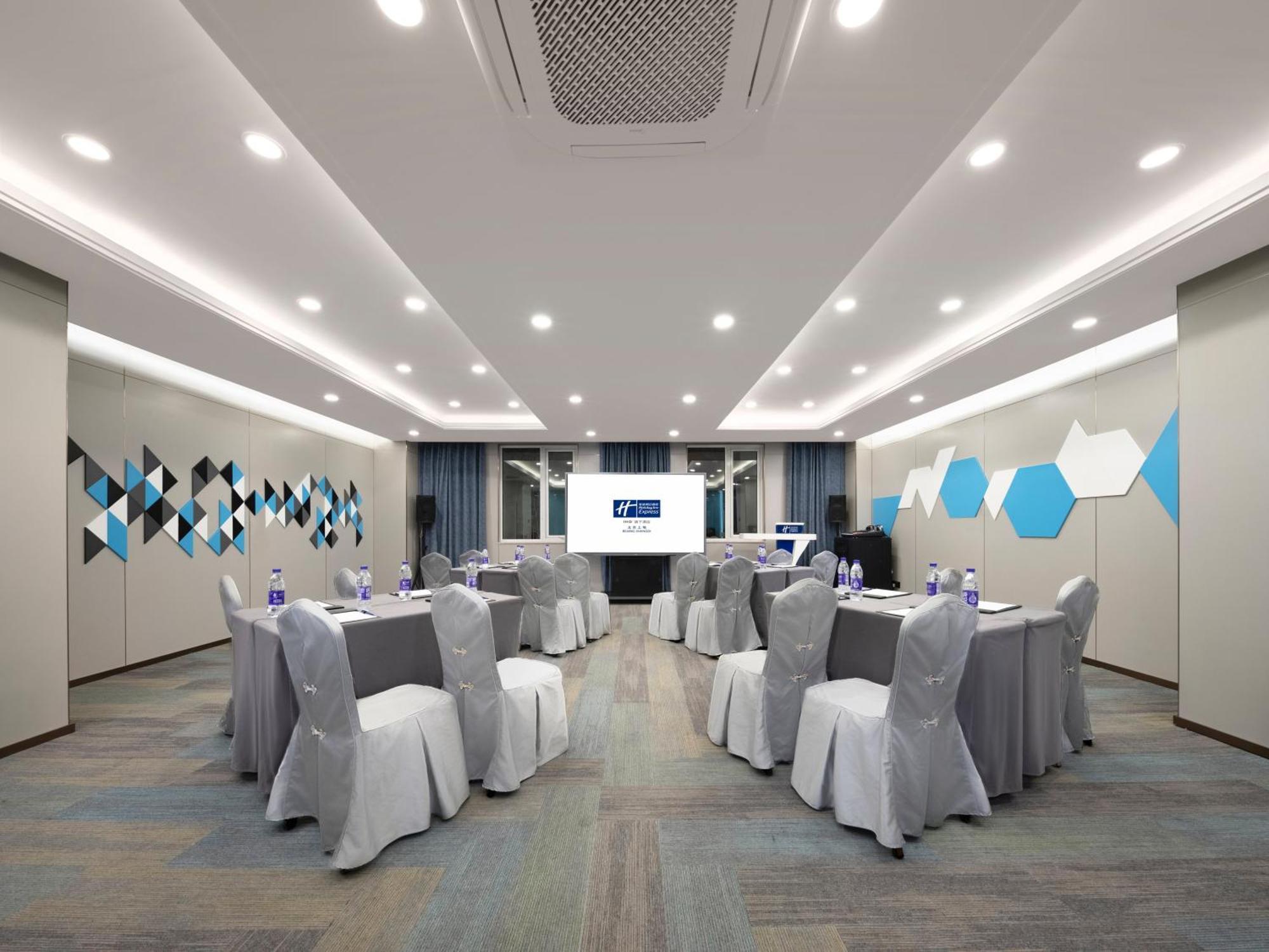 Express Shangdi By Ihg L Next To Yuanmingyuan Park & Subway & Qinghe Railway Station & Sport L Taxi 15 Minutes To Summer Palace & & Tsinghua L 20 Minutes To Badaling Great By Ra 4*