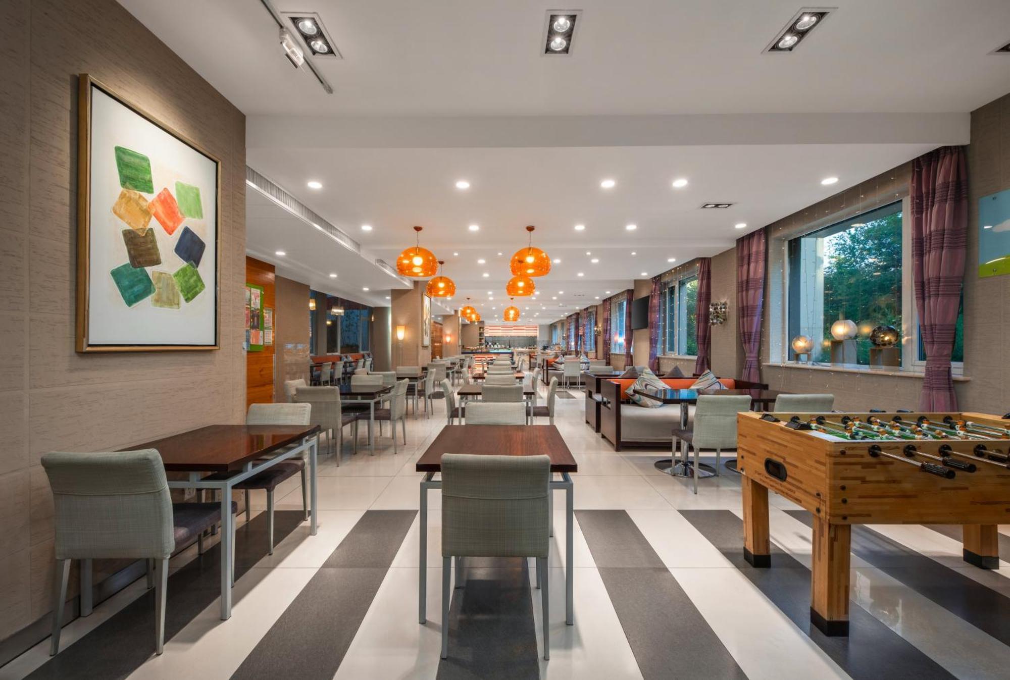 Express Shangdi By Ihg L Next To Yuanmingyuan Park & Subway & Qinghe Railway Station & Sport L Taxi 15 Minutes To Summer Palace & & Tsinghua L 20 Minutes To Badaling Great By Ra Peking (Beijing)