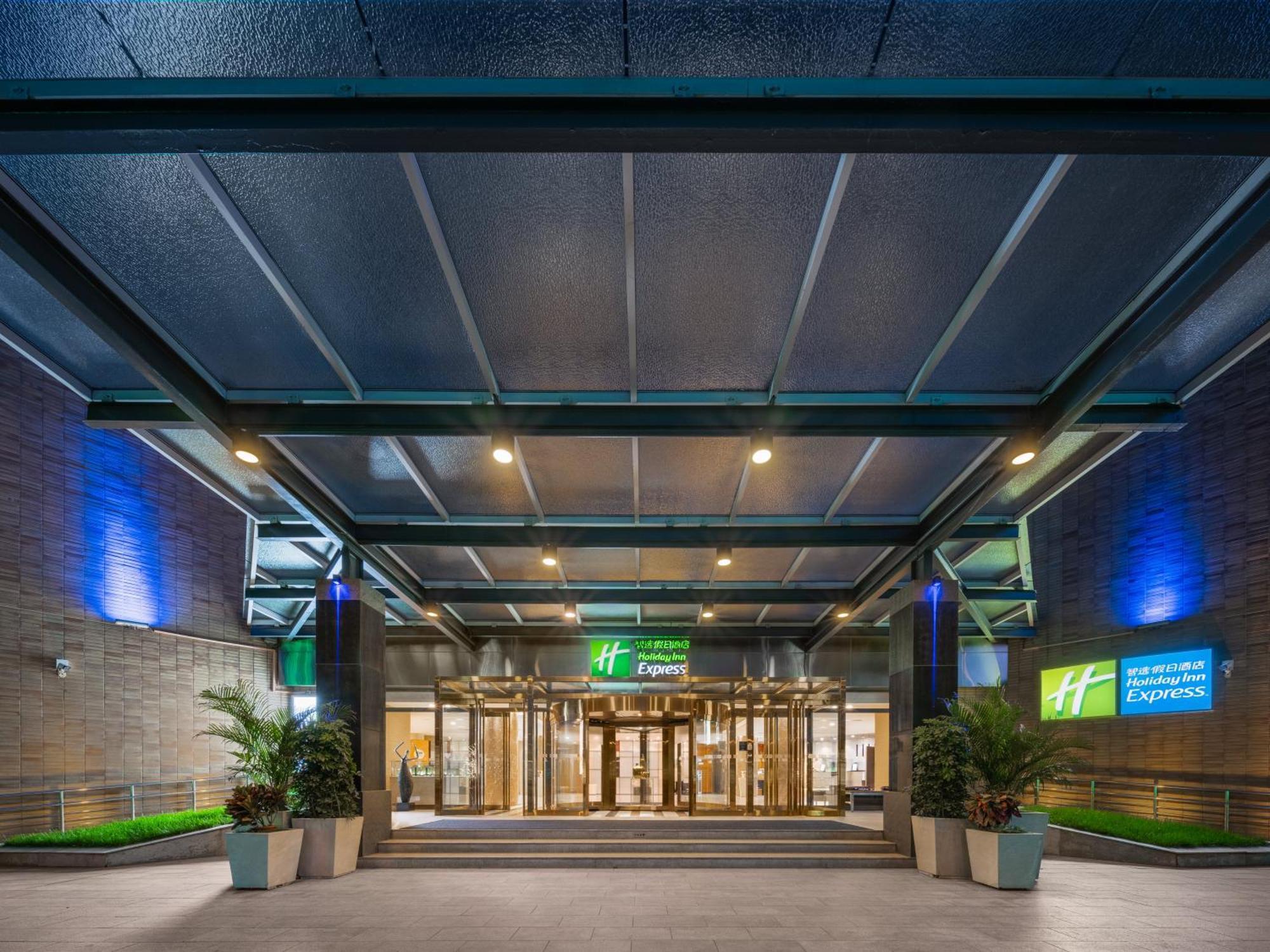 Hotel Express Shangdi By Ihg L Next To Yuanmingyuan Park & Subway & Qinghe Railway Station & Sport L Taxi 15 Minutes To Summer Palace & & Tsinghua L 20 Minutes To Badaling Great By Ra