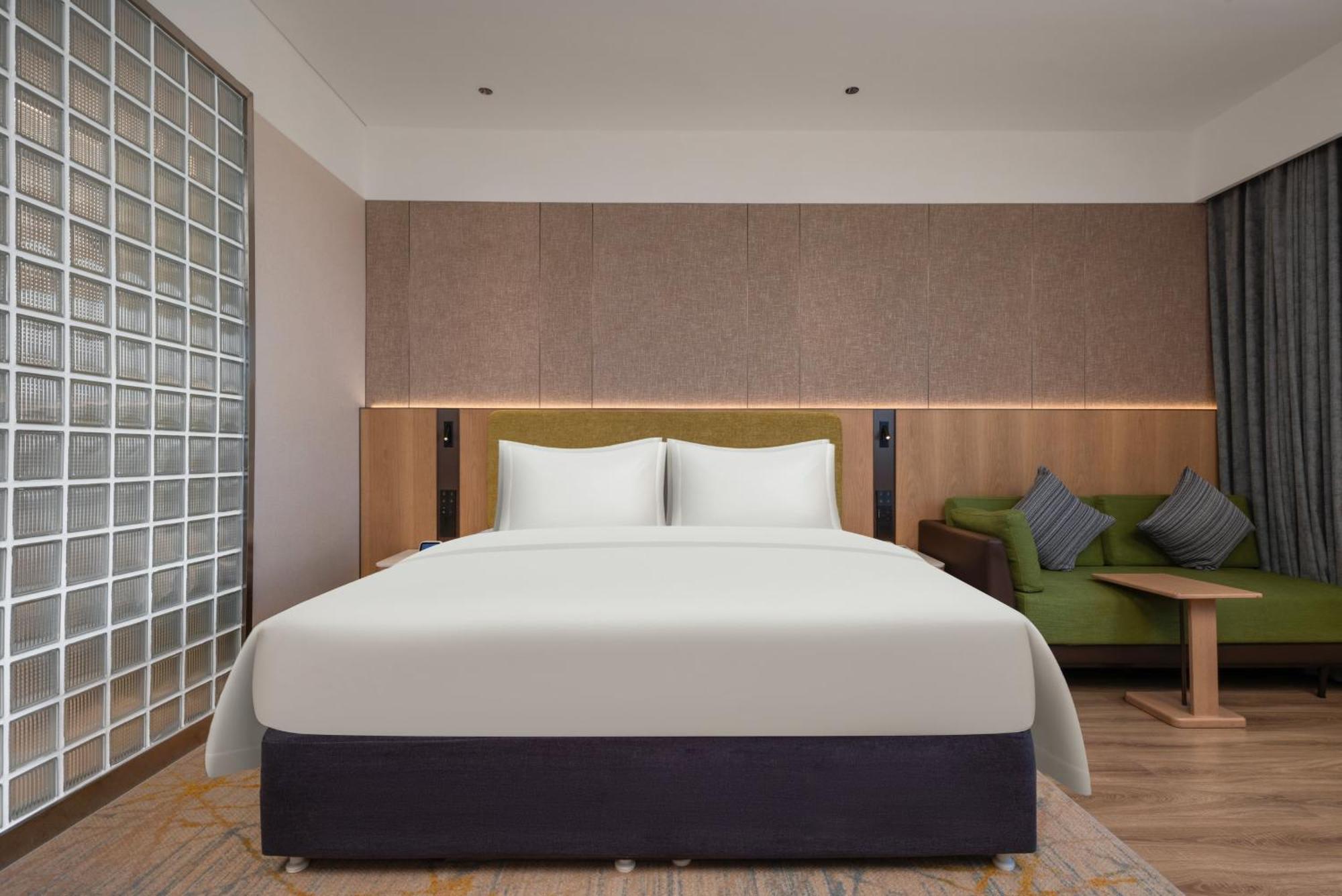 Express Shangdi By Ihg L Next To Yuanmingyuan Park & Subway & Qinghe Railway Station & Sport L Taxi 15 Minutes To Summer Palace & & Tsinghua L 20 Minutes To Badaling Great By Ra Hotel 4*