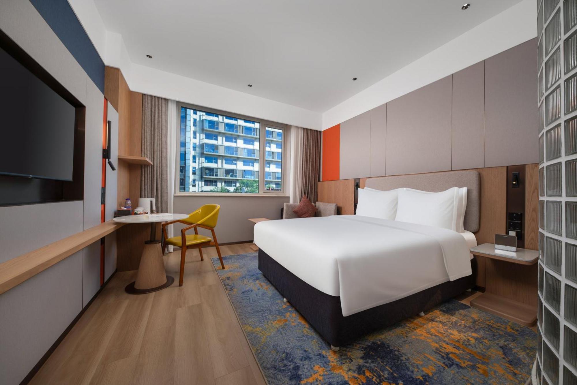 Hotel Express Shangdi By Ihg L Next To Yuanmingyuan Park & Subway & Qinghe Railway Station & Sport L Taxi 15 Minutes To Summer Palace & & Tsinghua L 20 Minutes To Badaling Great By Ra 4*