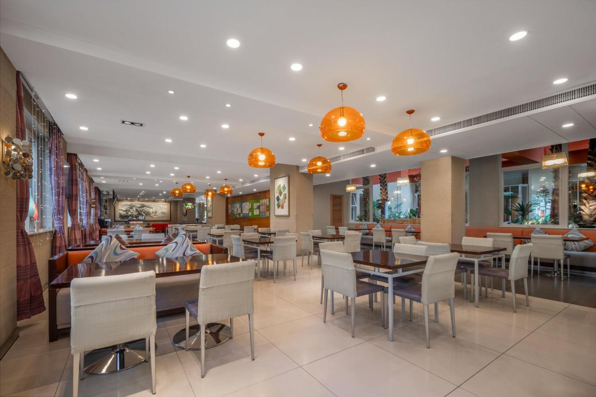 Express Shangdi By Ihg L Next To Yuanmingyuan Park & Subway & Qinghe Railway Station & Sport L Taxi 15 Minutes To Summer Palace & & Tsinghua L 20 Minutes To Badaling Great By Ra 4*