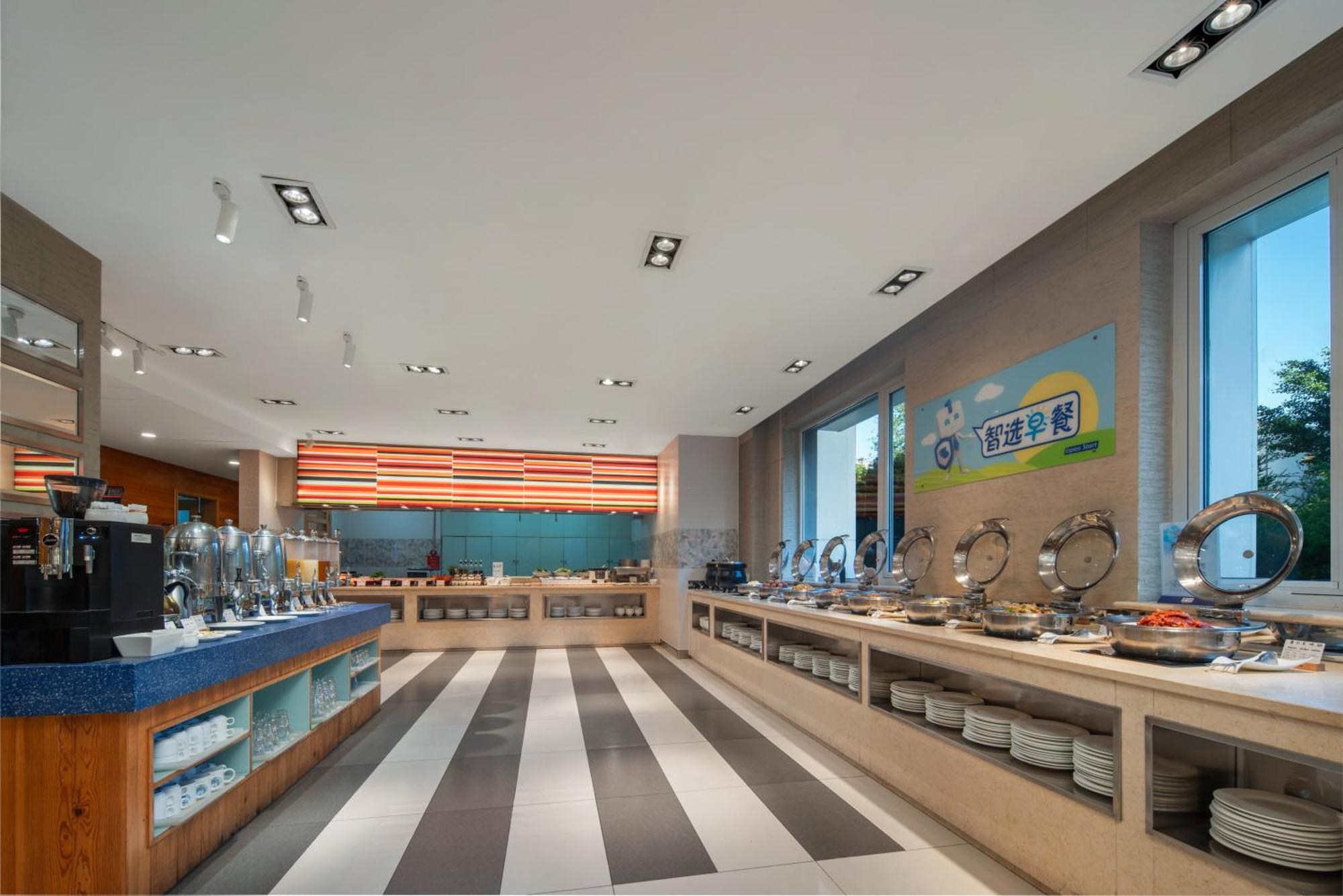 Express Shangdi By Ihg L Next To Yuanmingyuan Park & Subway & Qinghe Railway Station & Sport L Taxi 15 Minutes To Summer Palace & & Tsinghua L 20 Minutes To Badaling Great By Ra Peking (Beijing)
