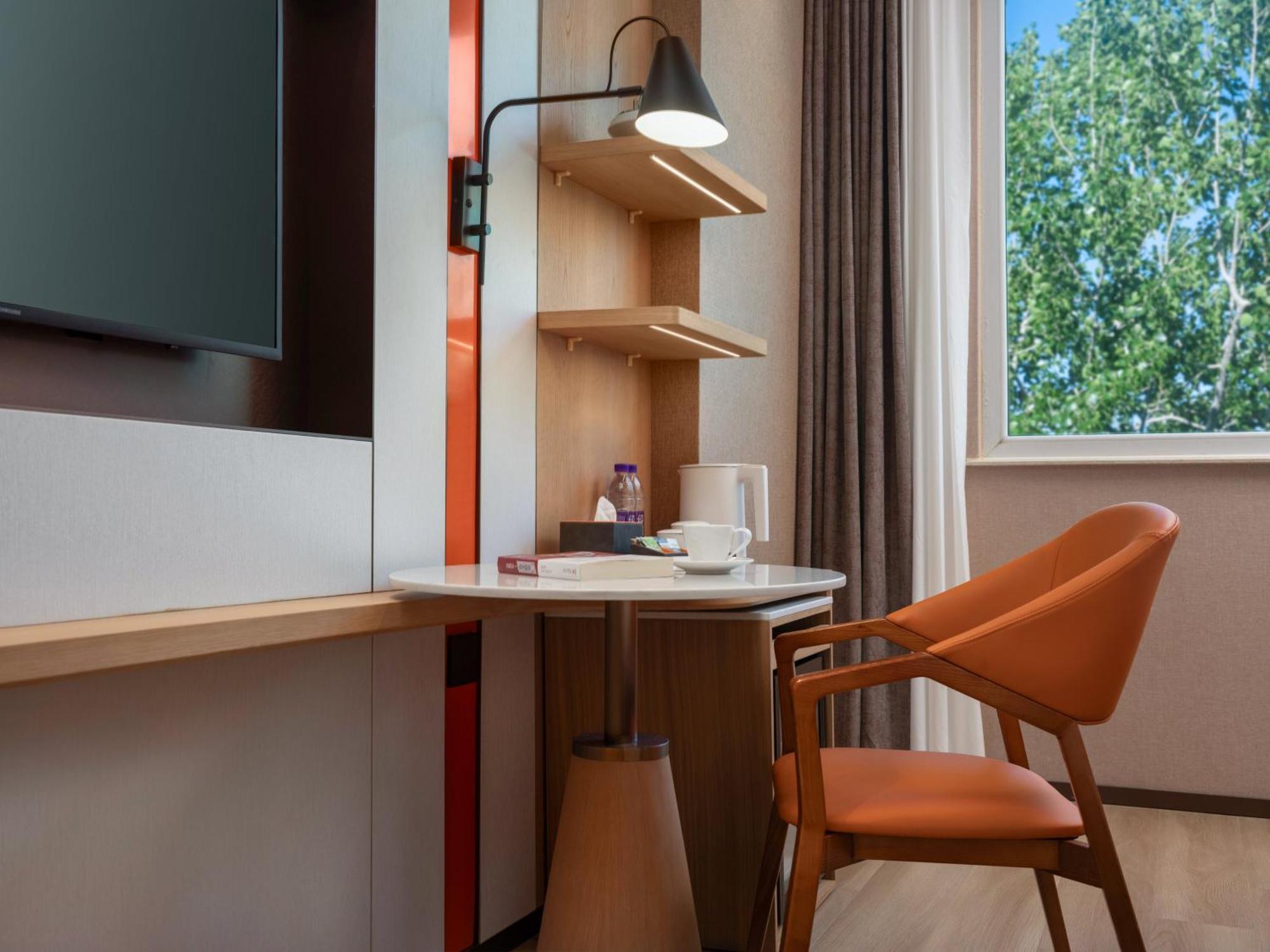 Express Shangdi By Ihg L Next To Yuanmingyuan Park & Subway & Qinghe Railway Station & Sport L Taxi 15 Minutes To Summer Palace & & Tsinghua L 20 Minutes To Badaling Great By Ra