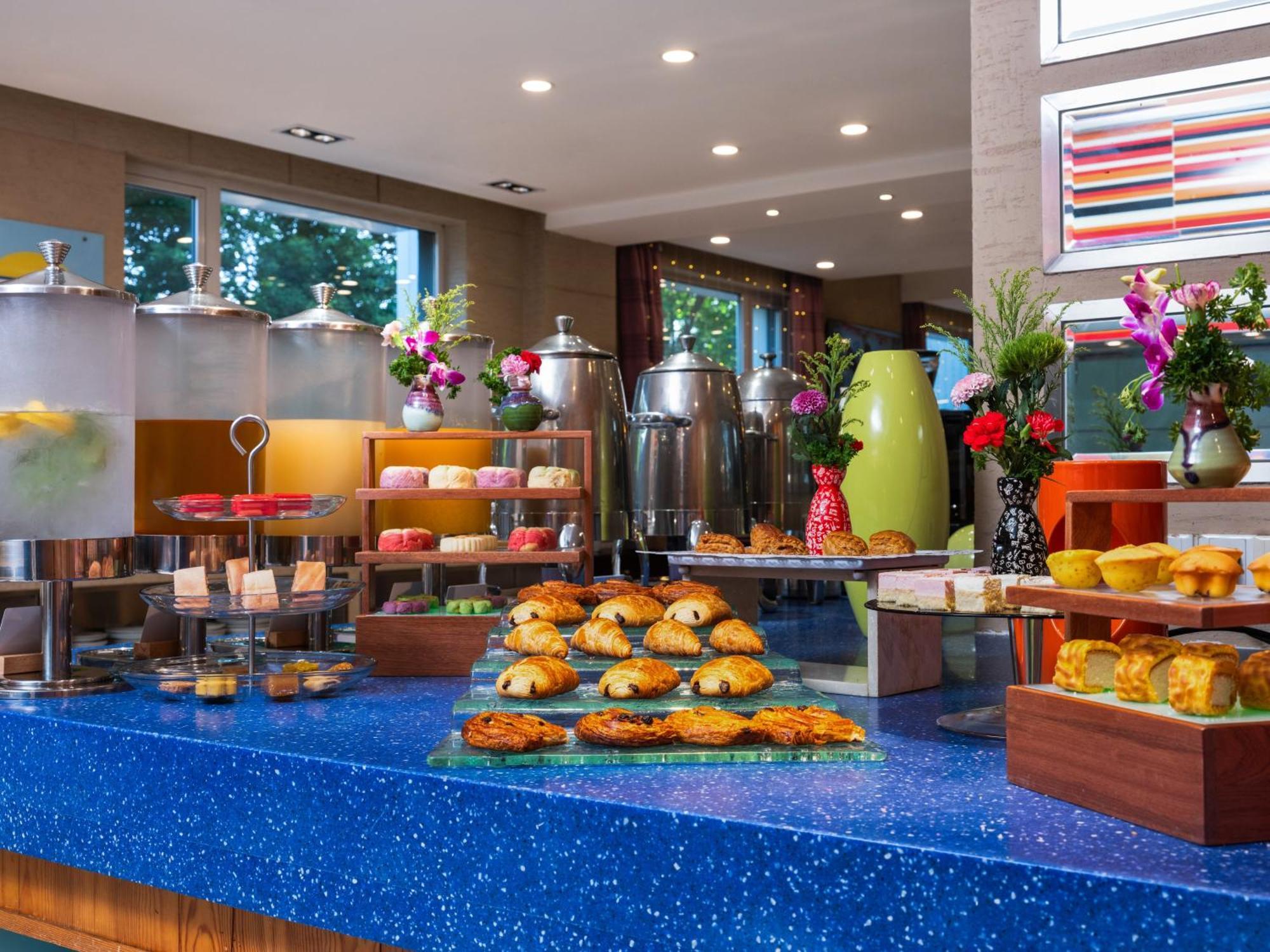 Express Shangdi By Ihg L Next To Yuanmingyuan Park & Subway & Qinghe Railway Station & Sport L Taxi 15 Minutes To Summer Palace & & Tsinghua L 20 Minutes To Badaling Great By Ra Hotel Peking (Beijing)