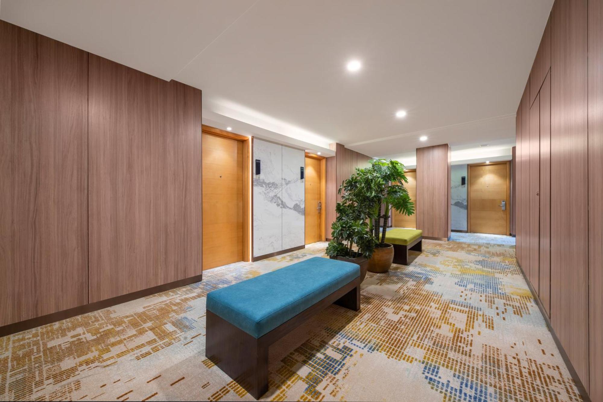 Express Shangdi By Ihg L Next To Yuanmingyuan Park & Subway & Qinghe Railway Station & Sport L Taxi 15 Minutes To Summer Palace & & Tsinghua L 20 Minutes To Badaling Great By Ra