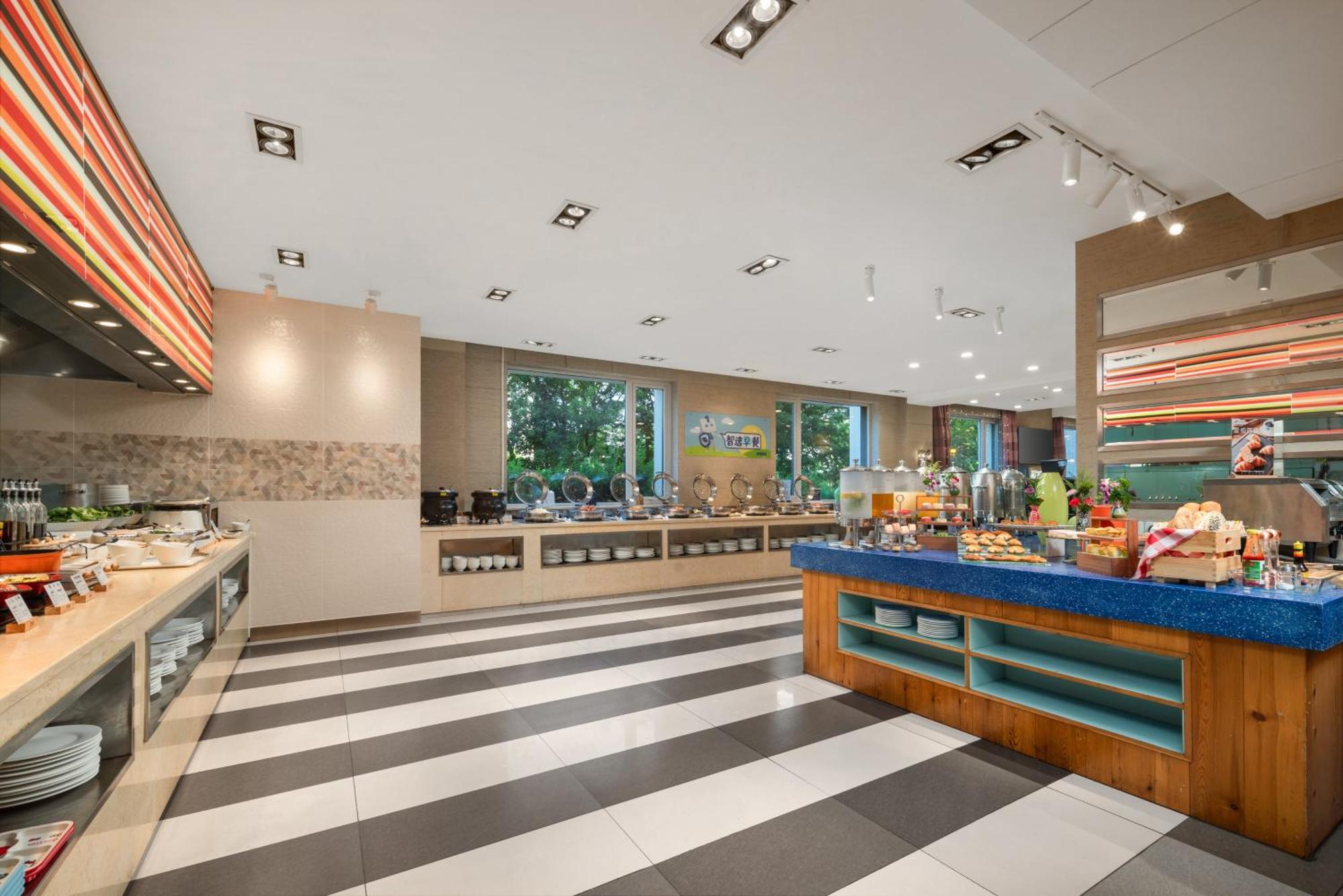 Express Shangdi By Ihg L Next To Yuanmingyuan Park & Subway & Qinghe Railway Station & Sport L Taxi 15 Minutes To Summer Palace & & Tsinghua L 20 Minutes To Badaling Great By Ra Hotel