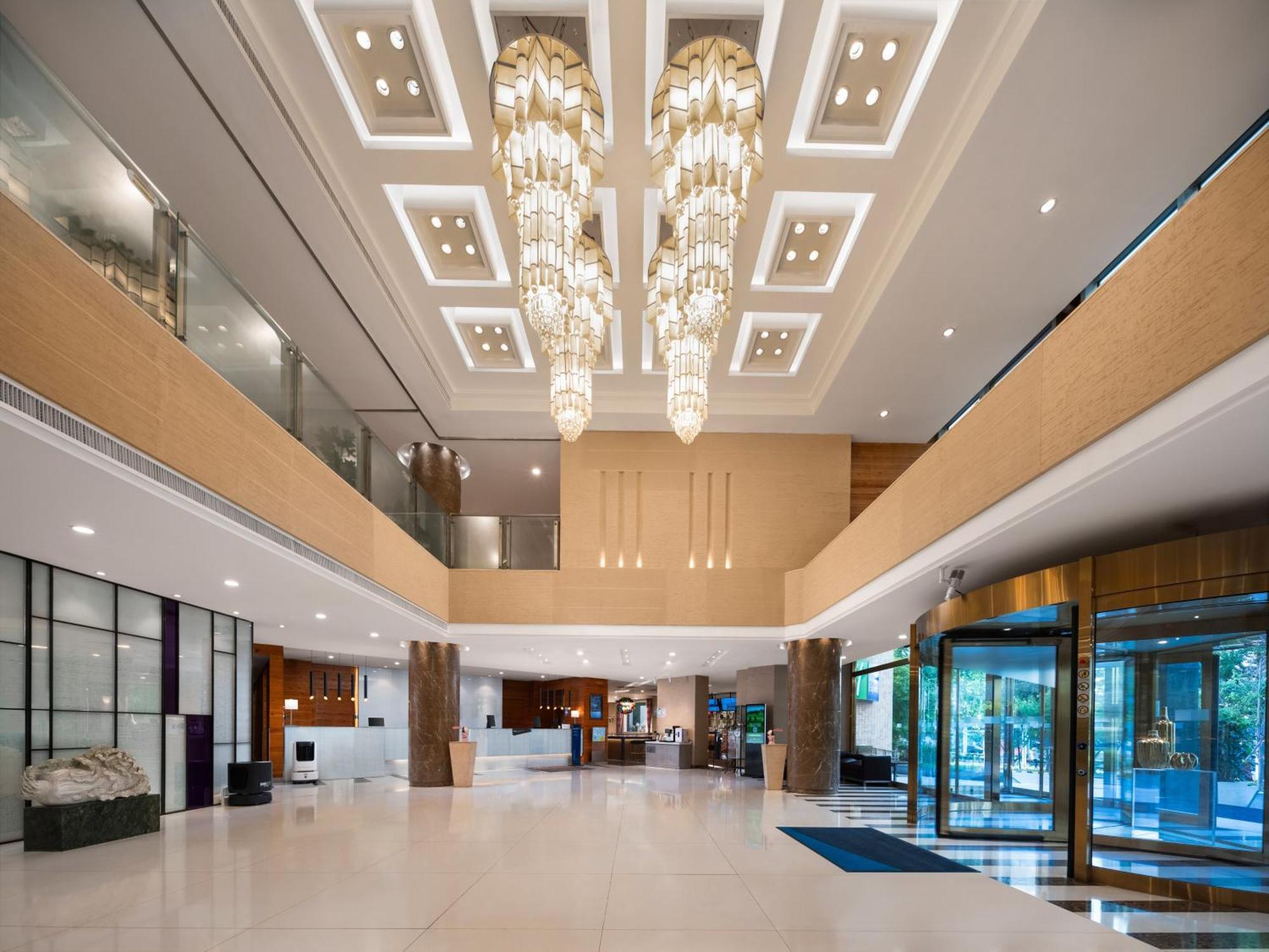 Hotel Express Shangdi By Ihg L Next To Yuanmingyuan Park & Subway & Qinghe Railway Station & Sport L Taxi 15 Minutes To Summer Palace & & Tsinghua L 20 Minutes To Badaling Great By Ra