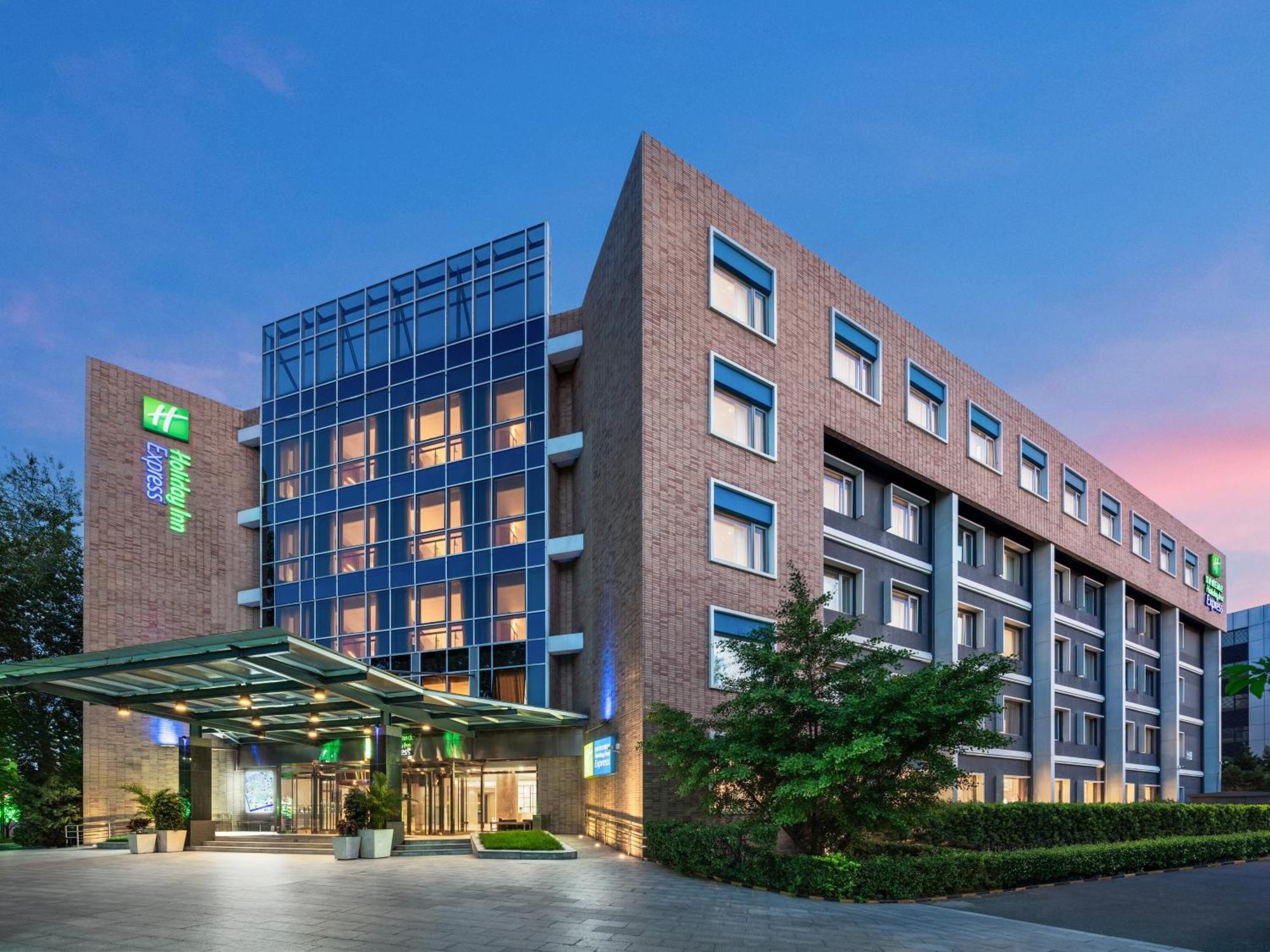 Express Shangdi By Ihg L Next To Yuanmingyuan Park & Subway & Qinghe Railway Station & Sport L Taxi 15 Minutes To Summer Palace & & Tsinghua L 20 Minutes To Badaling Great By Ra 4*
