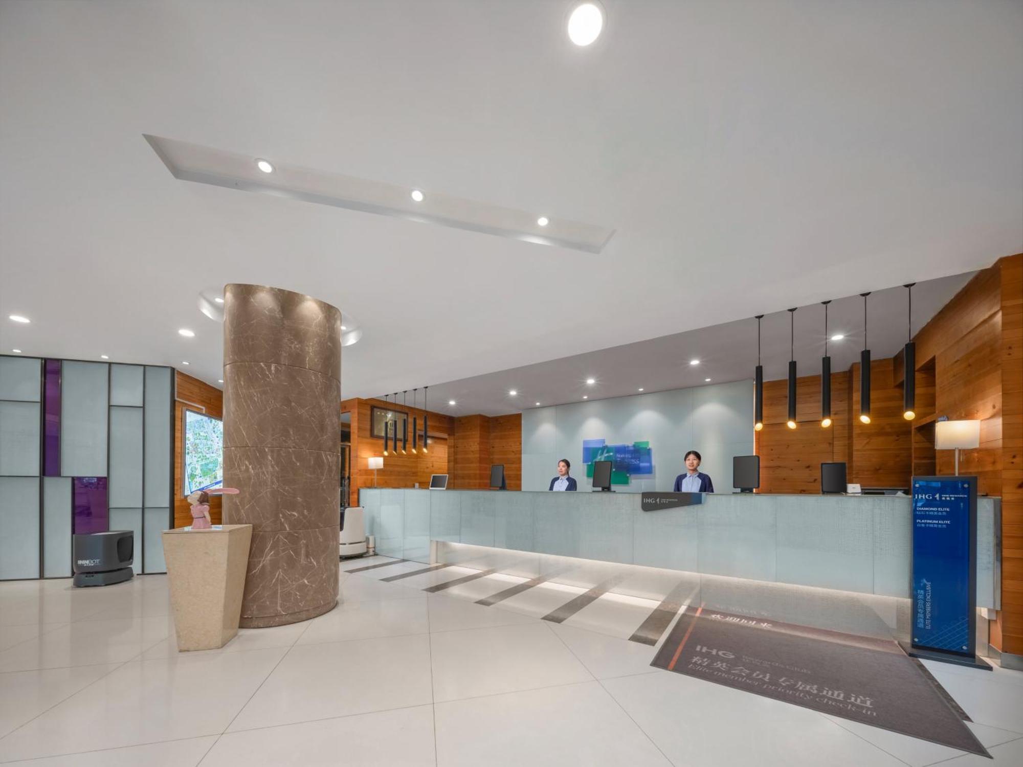 Hotel Express Shangdi By Ihg L Next To Yuanmingyuan Park & Subway & Qinghe Railway Station & Sport L Taxi 15 Minutes To Summer Palace & & Tsinghua L 20 Minutes To Badaling Great By Ra