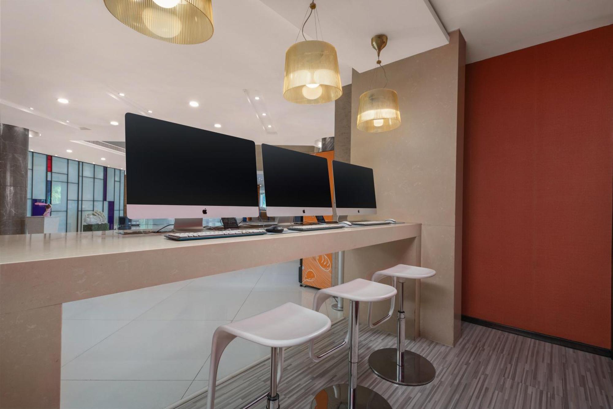 Express Shangdi By Ihg L Next To Yuanmingyuan Park & Subway & Qinghe Railway Station & Sport L Taxi 15 Minutes To Summer Palace & & Tsinghua L 20 Minutes To Badaling Great By Ra Hotel