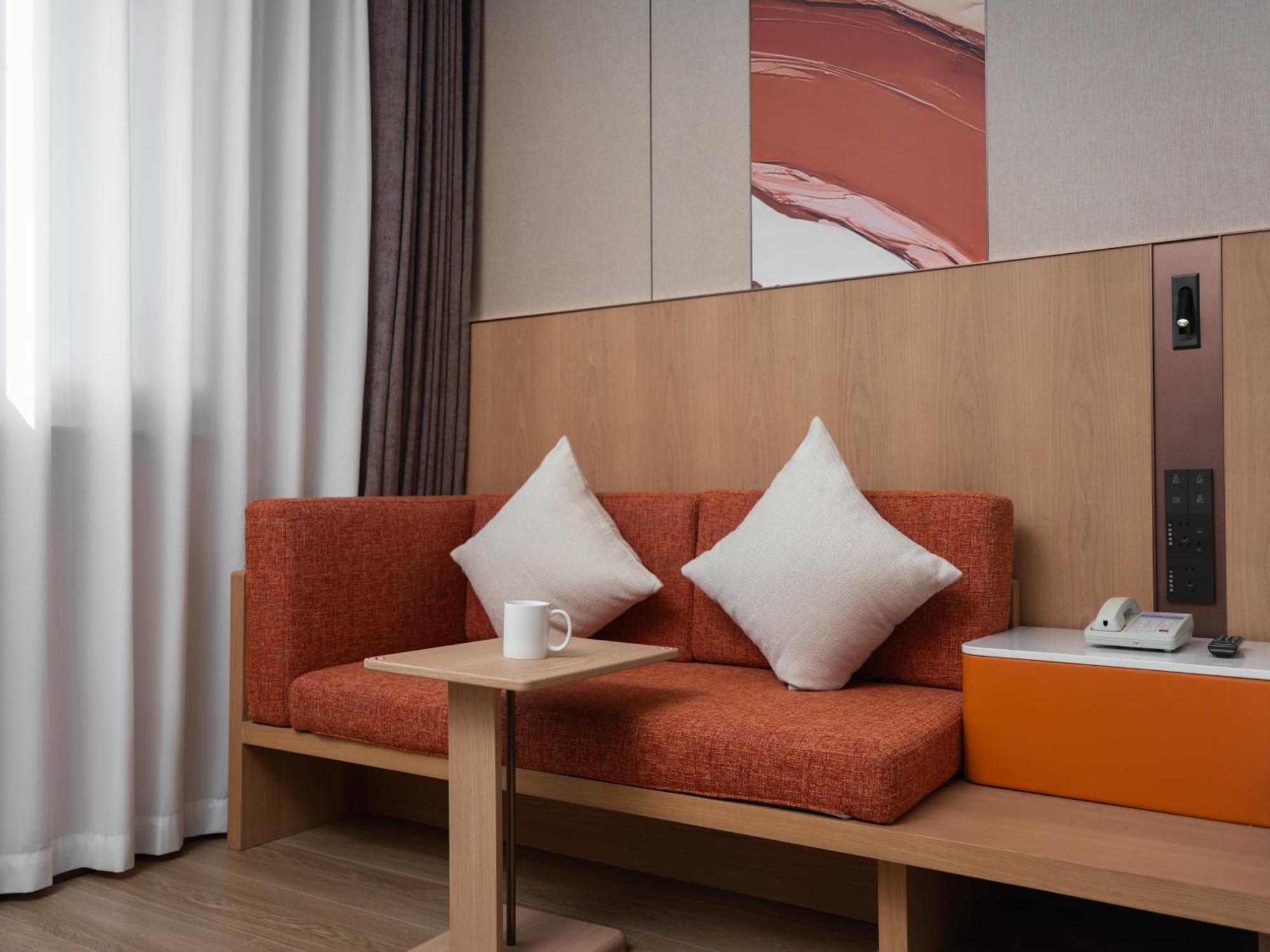 Express Shangdi By Ihg L Next To Yuanmingyuan Park & Subway & Qinghe Railway Station & Sport L Taxi 15 Minutes To Summer Palace & & Tsinghua L 20 Minutes To Badaling Great By Ra Hotel 4*