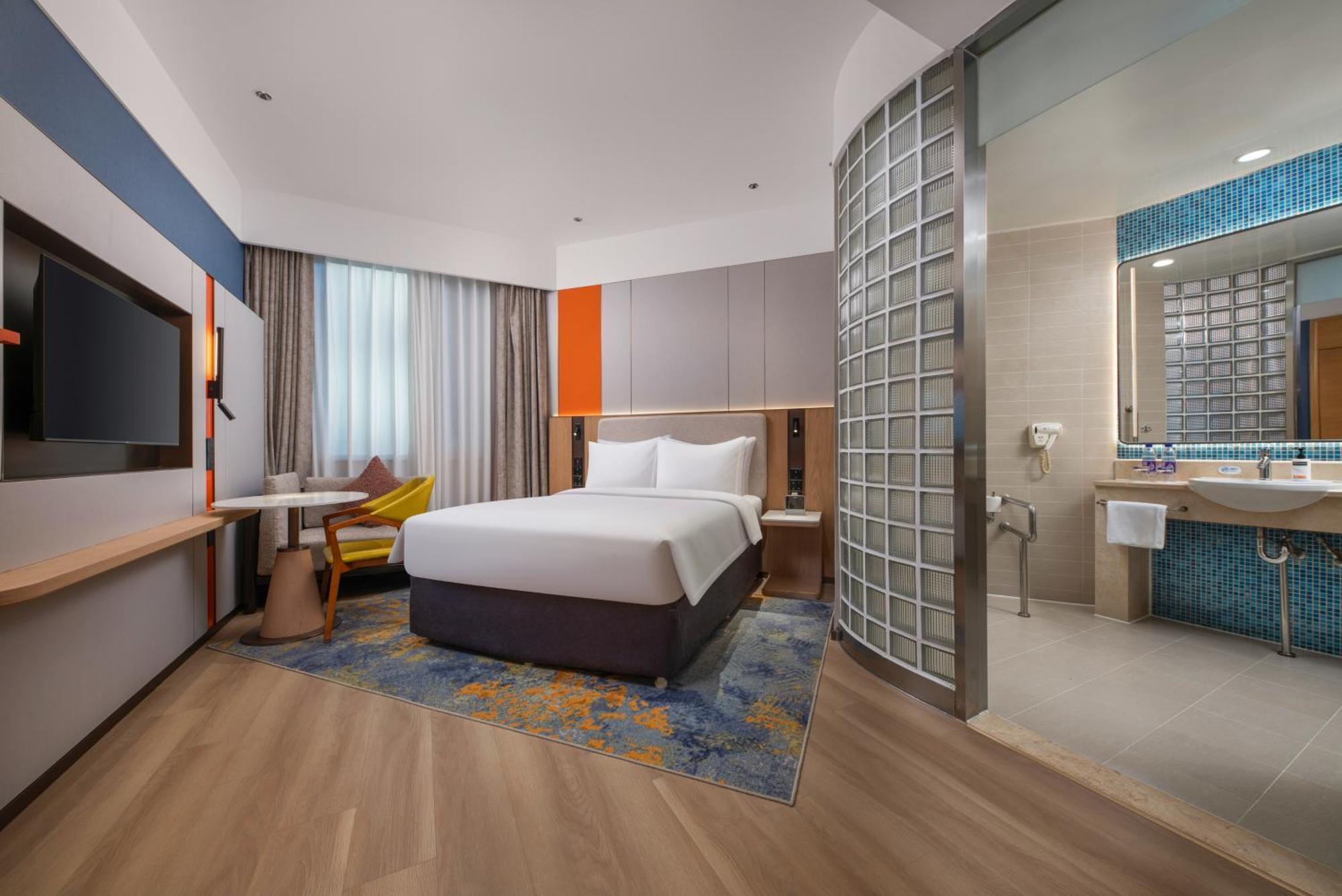 Hotel Express Shangdi By Ihg L Next To Yuanmingyuan Park & Subway & Qinghe Railway Station & Sport L Taxi 15 Minutes To Summer Palace & & Tsinghua L 20 Minutes To Badaling Great By Ra 4*