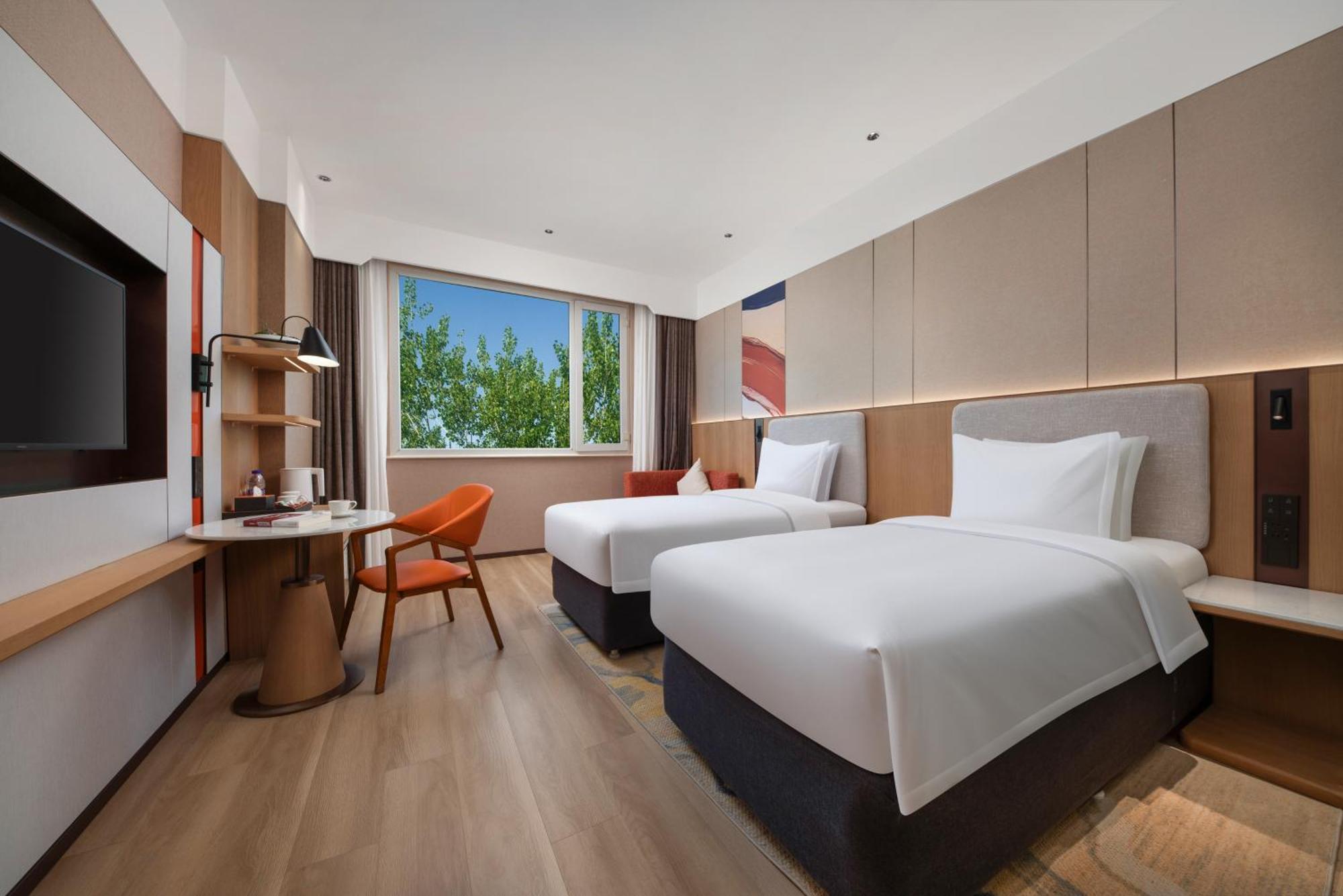 Hotel Express Shangdi By Ihg L Next To Yuanmingyuan Park & Subway & Qinghe Railway Station & Sport L Taxi 15 Minutes To Summer Palace & & Tsinghua L 20 Minutes To Badaling Great By Ra