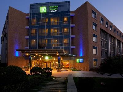 Express Shangdi By Ihg L Next To Yuanmingyuan Park & Subway & Qinghe Railway Station & Sport L Taxi 15 Minutes To Summer Palace & & Tsinghua L 20 Minutes To Badaling Great By Ra Hotel 4*