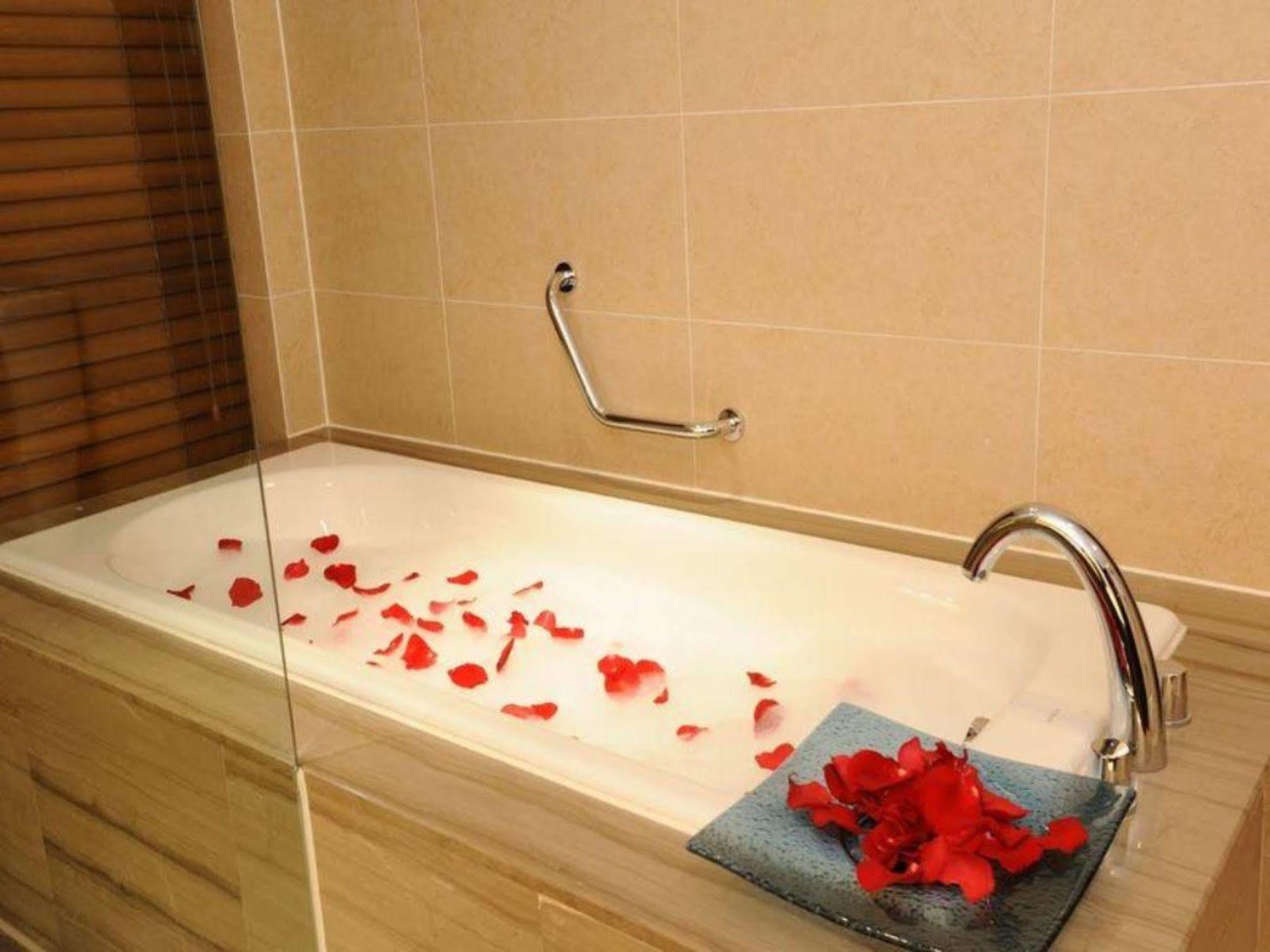 Express Shangdi By Ihg L Next To Yuanmingyuan Park & Subway & Qinghe Railway Station & Sport L Taxi 15 Minutes To Summer Palace & & Tsinghua L 20 Minutes To Badaling Great By Ra Hotel Peking (Beijing)