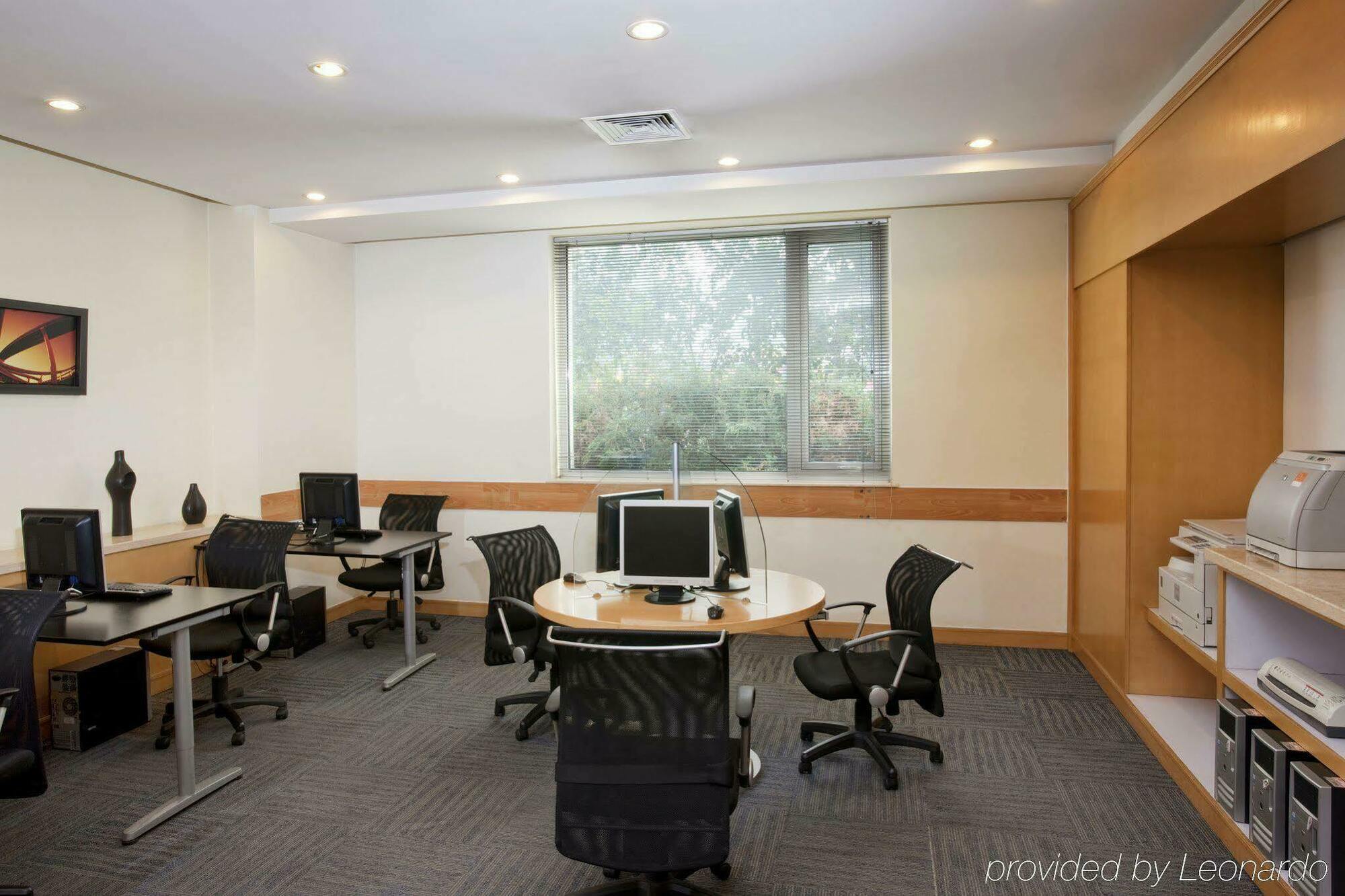 Express Shangdi By Ihg L Next To Yuanmingyuan Park & Subway & Qinghe Railway Station & Sport L Taxi 15 Minutes To Summer Palace & & Tsinghua L 20 Minutes To Badaling Great By Ra Peking (Beijing)