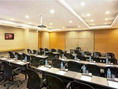 Hotel Express Shangdi By Ihg L Next To Yuanmingyuan Park & Subway & Qinghe Railway Station & Sport L Taxi 15 Minutes To Summer Palace & & Tsinghua L 20 Minutes To Badaling Great By Ra